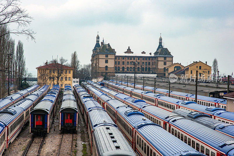 在haydarpa<e:1>火车站等候的空货车